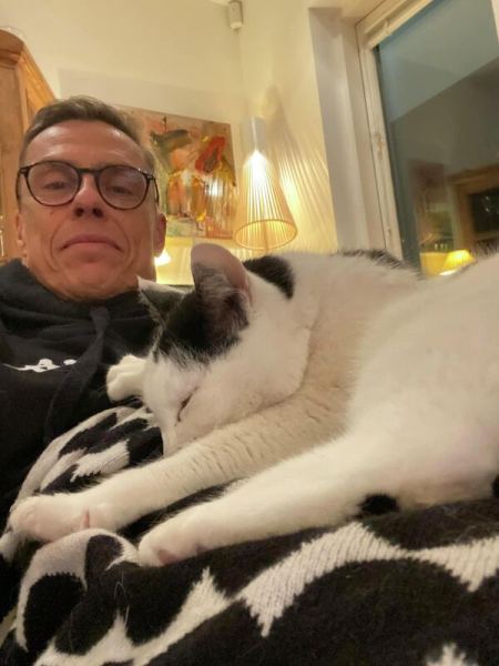 Президент Финляндии Александр Стубб со своей домашней любимицей.