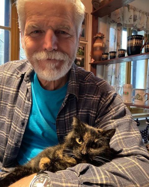 Президент Чехии Петр Павел с кошкой Микой.