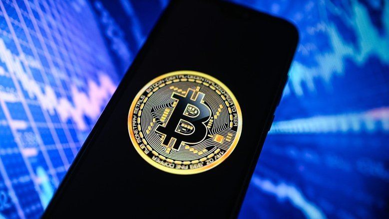 Стоимость биткоина впервые с апреля упала ниже  тысяч