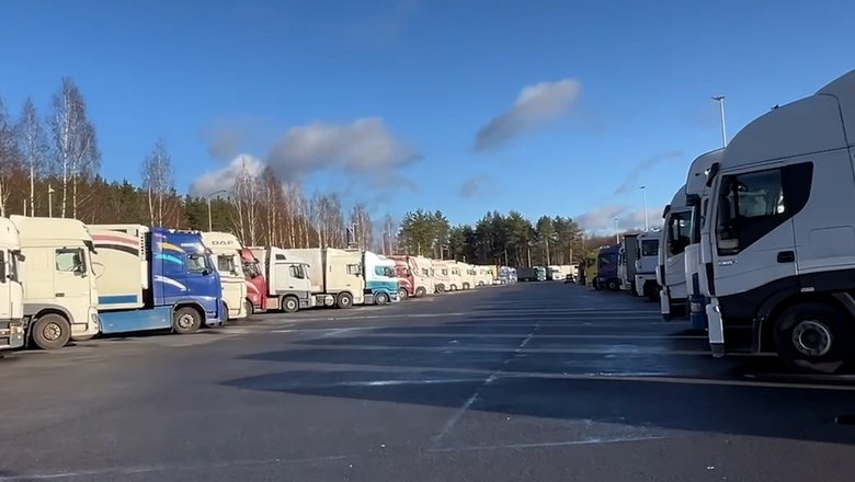 Свыше 200 литовских фур, въехавших из России, разметили в Белоруссии