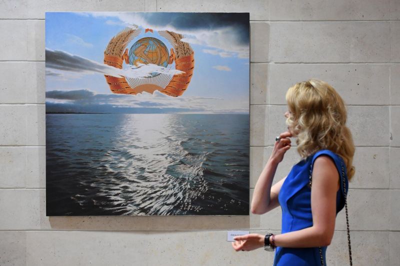 Посетительница выставки у картины Заход или восход солнца Эрика Булатова
