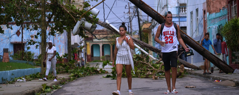 Пешеходы идут по улице города Сантьяго-де-Куба на Кубе, пострадавшей от урагана Мелисса