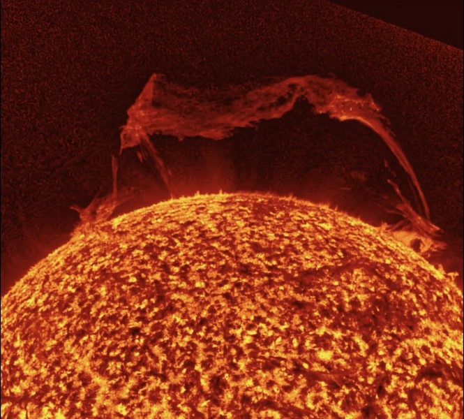 В 80 раз больше Земли: от Солнца оторвался гигантский царь-протуберанец