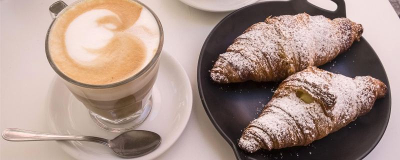Кофе и круассаны