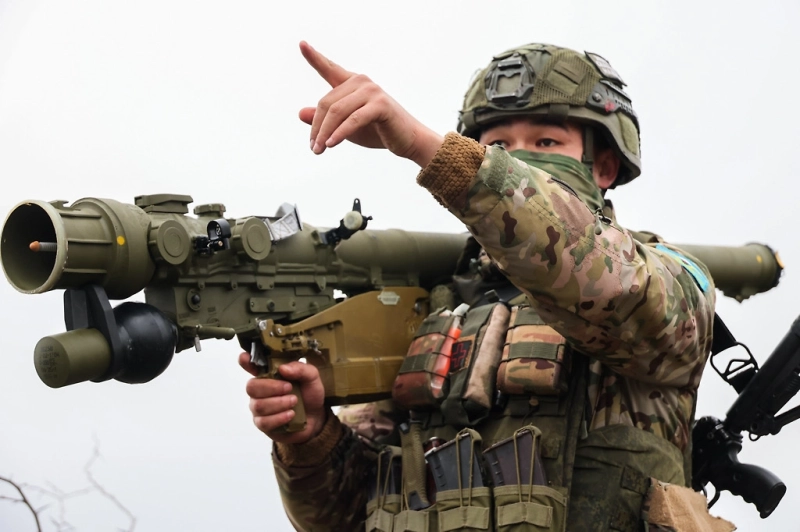 В Госдуму внесли проект о запрете выдворения иностранцев, служивших в ВС России