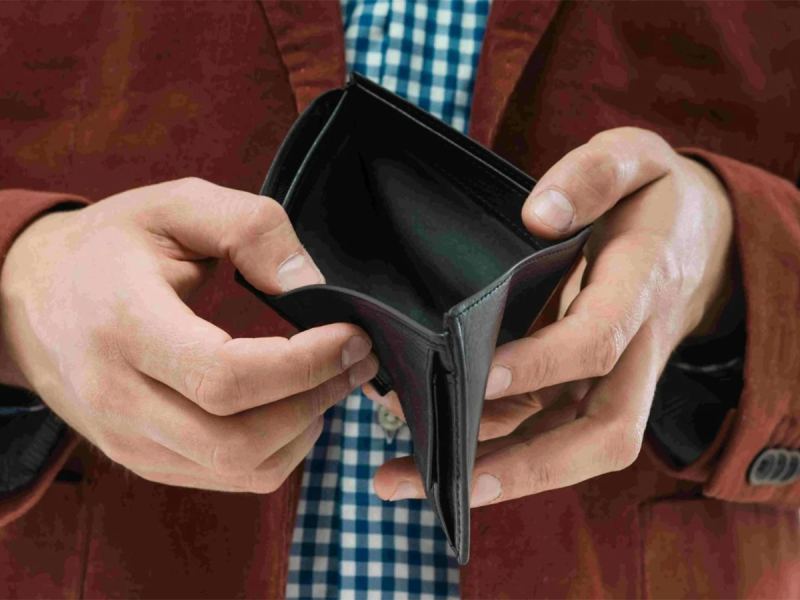 «Всех, кто не вписался, просто вычеркнут»: россияне начали экономить на еде, пока ЦБ «охлаждает» экономику