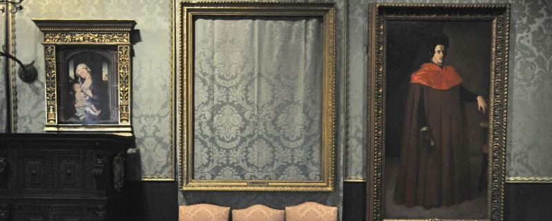 Пустая рама, из которой воры вырезали картину Рембрандта Буря на Галилейском море, по-прежнему экспонируется в Музее Изабеллы Стюарт Гарднер в Бостоне