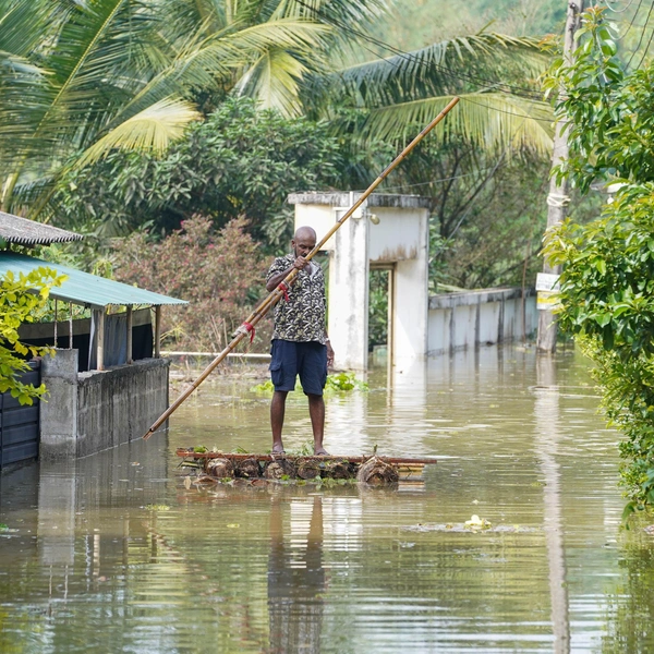 «Бассейны превратились в болота»: что сейчас происходит в затопленной Шри-Ланке — 9 фото