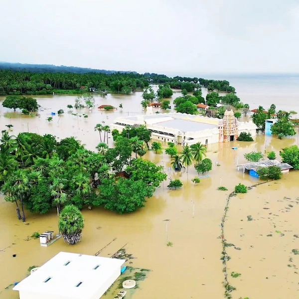 «Бассейны превратились в болота»: что сейчас происходит в затопленной Шри-Ланке — 9 фото