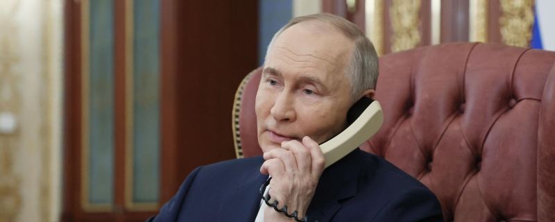 Президент РФ Владимир Путин общается по телефону