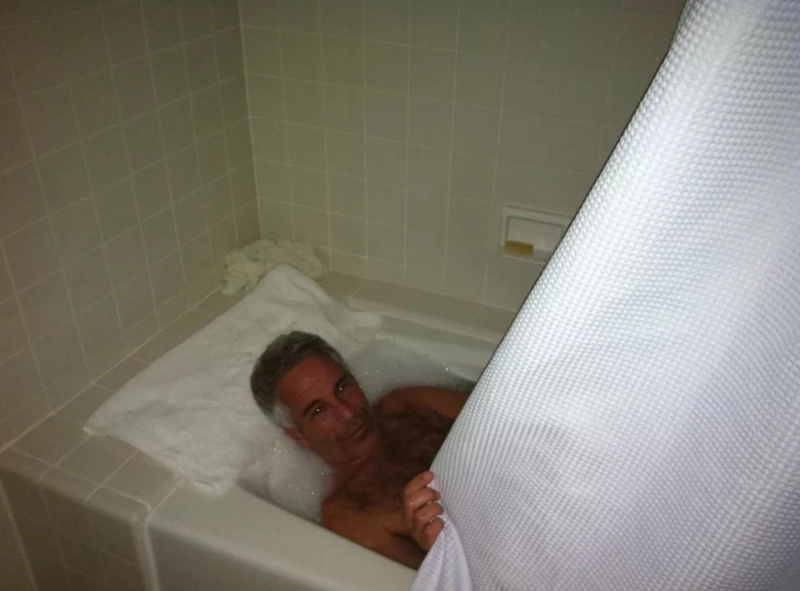 Демократы США слили нюдсы Эпштейна из ванной и «тыквенного Трампа»