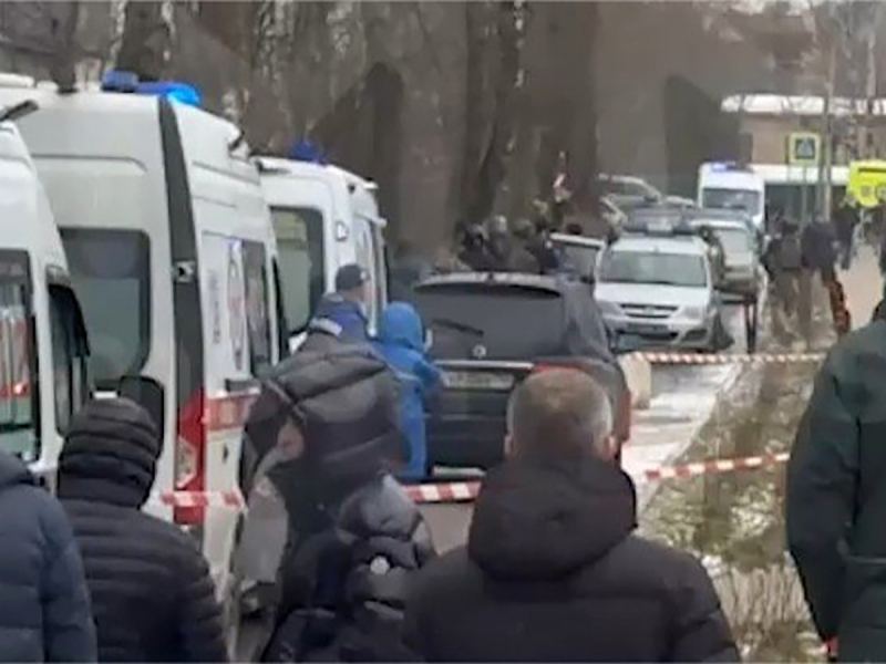 Девятиклассник в балаклаве и бронежилете устроил резню в элитной школе в Подмосковье: убит четвероклассник, еще трое ранены