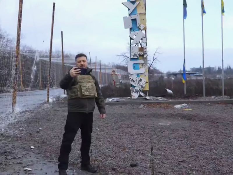 Дрон РФ разоблачил селфи Зеленского на фоне стелы Купянска