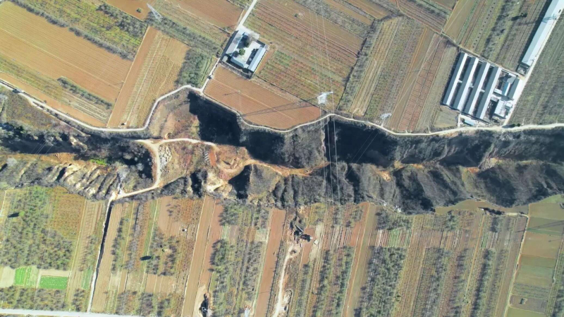 Гигантский разлом земной коры в Китае сняли на видео с высоты