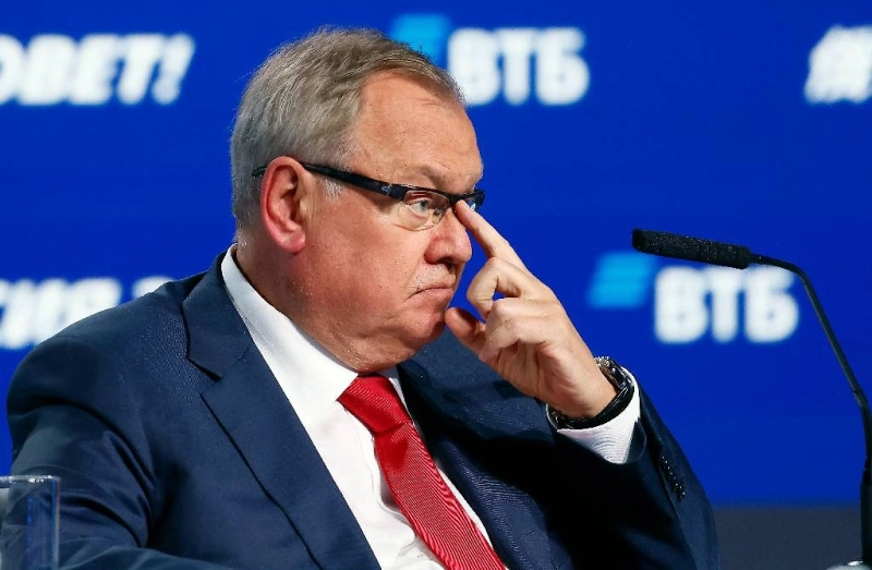 Глава ВТБ заявил, что доллар стал геополитическим оружием мощнее ядерного