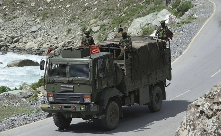 Индия готовится к возможной войне с Китаем. Пекин тоже укрепляет свои базы на озере Пангонг-Цо