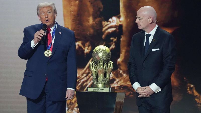 Инфантино вручил Трампу первую премию мира FIFA