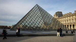 Инспектор: охране Лувра не хватило 30 секунд, чтобы задержать грабителей