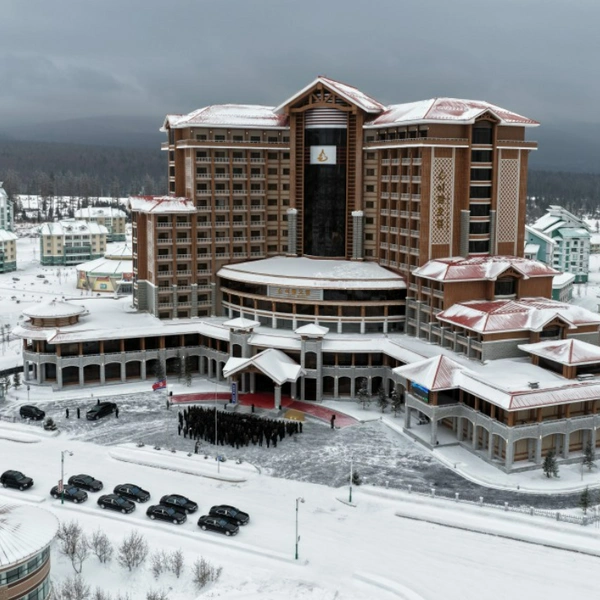 Ким Чен Ын открыл новый горнолыжный курорт на севере КНДР. 25 фото вождя с дочерью и пяти новых отелей