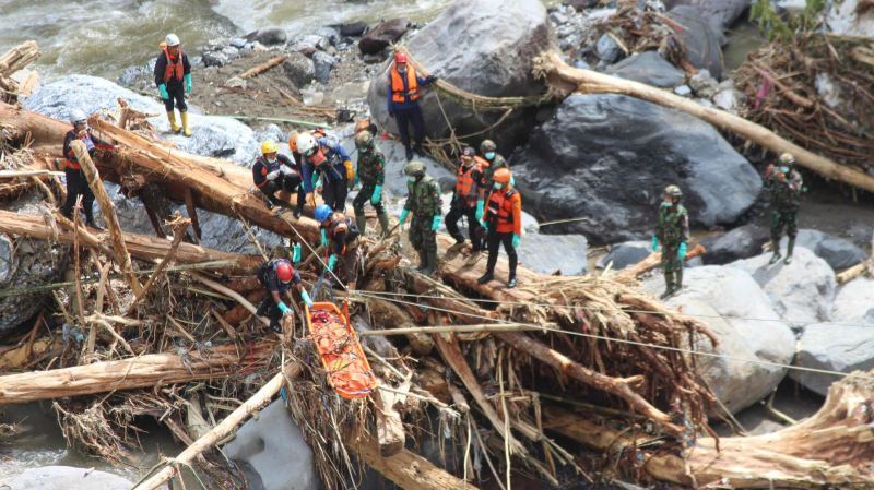 Количество погибших от наводнений в Индонезии превысило 900 человек