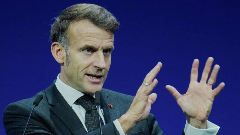 Конфуз Макрона: военный ушел со сцены во время речи президента