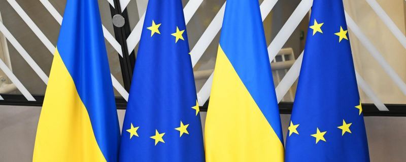 Государственные флаги Украины и флаги с символикой Евросоюза 