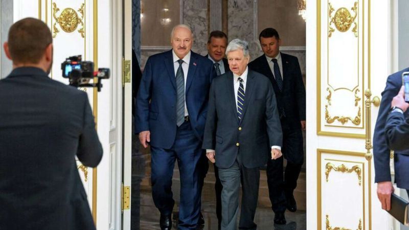 Лукашенко передал подарки американскому президенту и его супруге