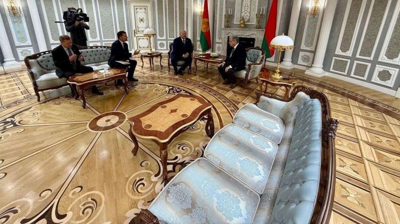 Лукашенко проводит переговоры со спецпосланником США Коулом