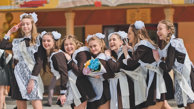 Минпросвещения установило даты последнего звонка и выпускного в 2026 году