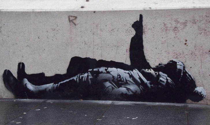 Не все счастливы в Рождество: два новых граффити Бэнкси в мокром предпраздничном Лондоне (фото)