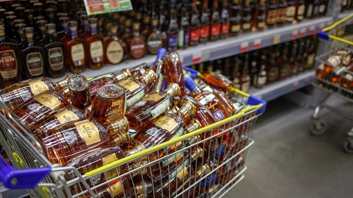 «Ничего общего с оригинальными напитками»: чем будут поить россиян вместо коньяка на фоне роста цен?