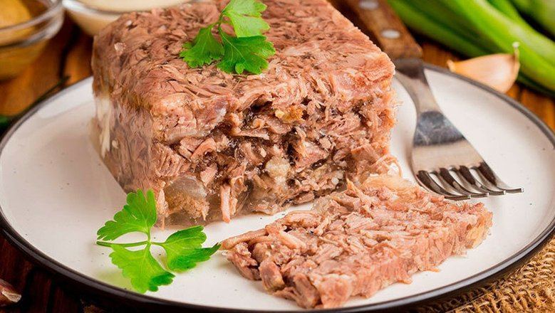 Новогодний стол с заботой о здоровье: диетолог назвала полезные блюда