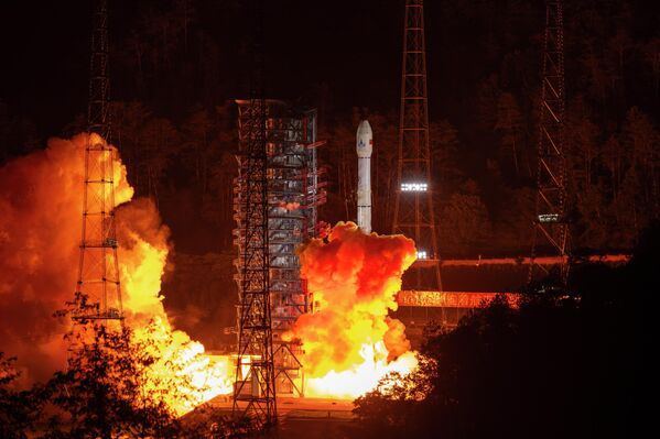 Китай в мае 2025-го запустил зонд &amp;quot;Тяньвэнь-2&amp;quot; с амбициозной миссией по сбору образцов с околоземного астероида и возвращению их на Землю. Планируется, что зонд сбросит капсулу с образцами на землю в 2027 году и продолжит полет к далекой комете 311P для ее изучения.