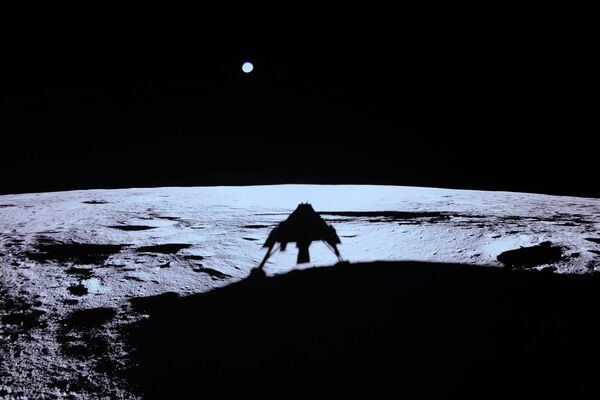 Частный космический аппарат впервые успешно высадился на Луну.&amp;quot;Blue Ghost&amp;quot; (Голубой Призрак) — это частный лунный посадочный модуль, разработанный американской компанией Firefly Aerospace для доставки грузов и научных приборов на Луну в рамках программы NASA. Его первая миссия стартовала 15 января 2025 года и успешно совершила посадку 2 марта 2025 года в Море Кризисов, доставив научное оборудование для анализа грунта и пыли, став важным шагом в коммерческих лунных исследованиях.