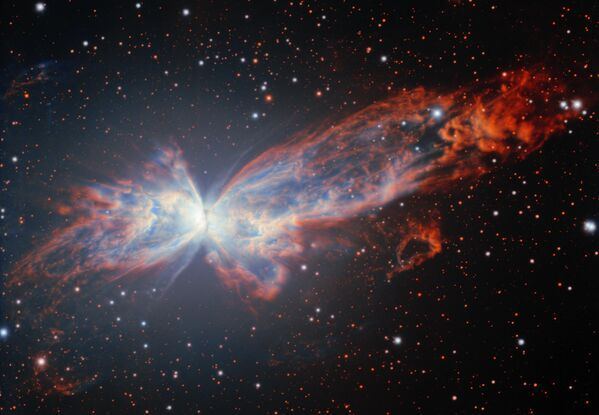 Эта изящная &amp;quot;космическая бабочка&amp;quot; ― биполярная планетарная туманность NGC 6302 в созвездии Скорпиона, расположенная на расстоянии от 2.5 тыс. до 3,8 тыс. световых лет от Земли.Впервые &amp;quot;космическую бабочку&amp;quot; удалось запечатлеть настолько детально в ноябре 2025-го благодаря телескопу &amp;quot;Джемини-Юг&amp;quot; (Gemini South) на территории Чили.