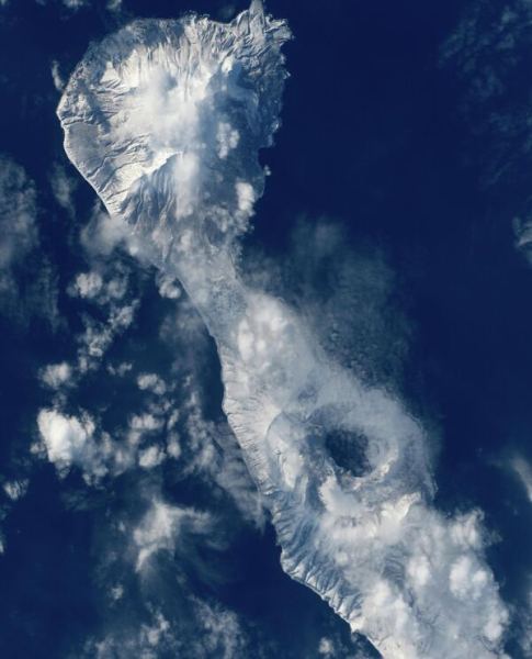 Космонавт Роскосмоса Александр Горбунов поделился снимками заснеженных Курильских островов.