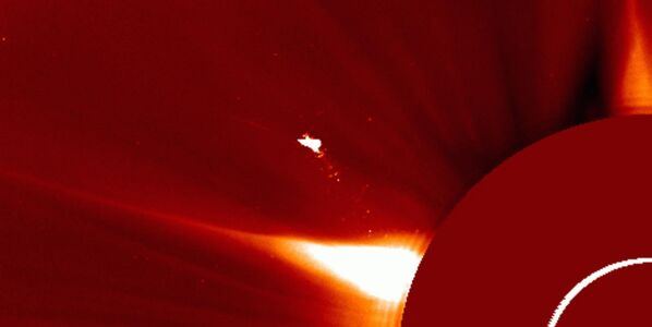 Загадочный снимок &amp;quot;Птицы над Солнцем&amp;quot;, сделанный телескопом LASCO в мае 2025 года, — это редкое изображение гигантского солнечного протуберанца или выброса корональной массы, который из-за своего вида и масштаба (размах крыльев ~150 000 км) был назван &amp;quot;огненной птицей&amp;quot;.