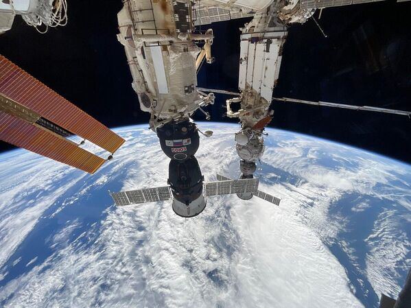 Редчайший момент, когда МКС превратилась в настоящий орбитальный порт. На кадрах, снятых космонавтом Олегом Платоновым 6 декабря 2025-го года, сразу несколько кораблей: &amp;quot;Союз МС-27&amp;quot;, &amp;quot;Союз МС-28&amp;quot;, грузовые &amp;quot;Прогресс&amp;quot;, &amp;quot;Сигнус&amp;quot;, японский HTV и грузовой Dragon, а за кадром — еще один &amp;quot;Прогресс&amp;quot; и пилотируемый Crew Dragon. Космонавт назвал этот день особенным — впервые в истории МКС были заняты все стыковочные узлы.