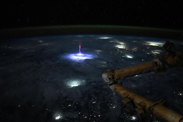 Астронавт NASA Николь Айерс с борта МКС сняла редкий вид молний - спрайт.