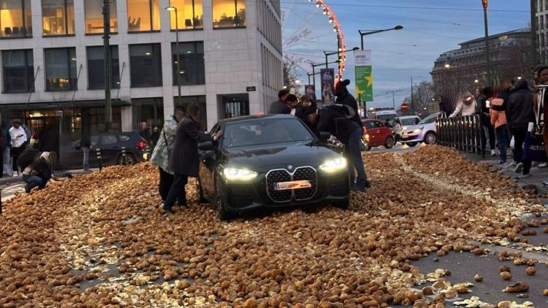 Оружие к бою: протестующие фермеры ЕС отбивались от полиции картошкой