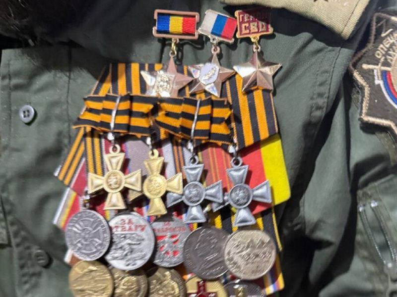 «Ослепил блеск геройских звезд»: «ряженые» лжегерои России попали на фото, вызвав скандал