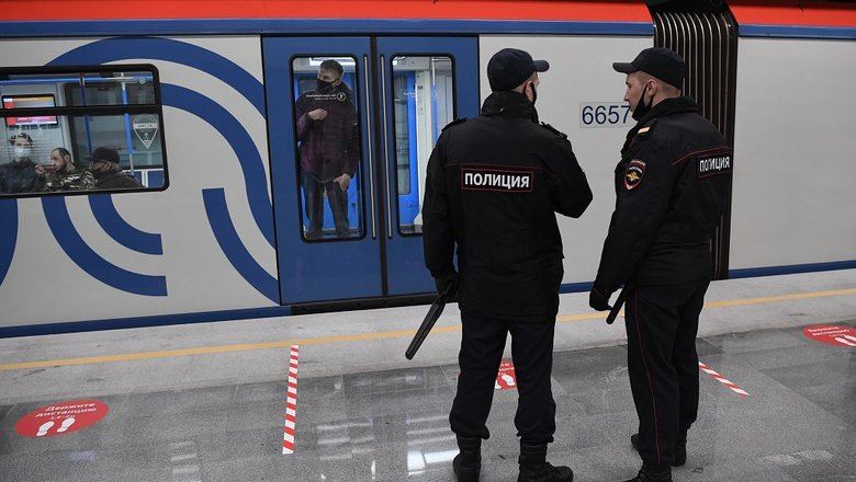 Пьяный мужчина на станции метро «Чистые пруды» попытался убежать в тоннель