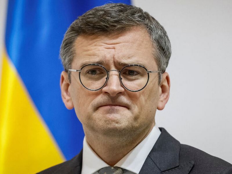 «Пока другие воюют, он жирует»: экс-главу МИД Украины Кулебу засняли на концерте с пьяной любовницей в Киеве