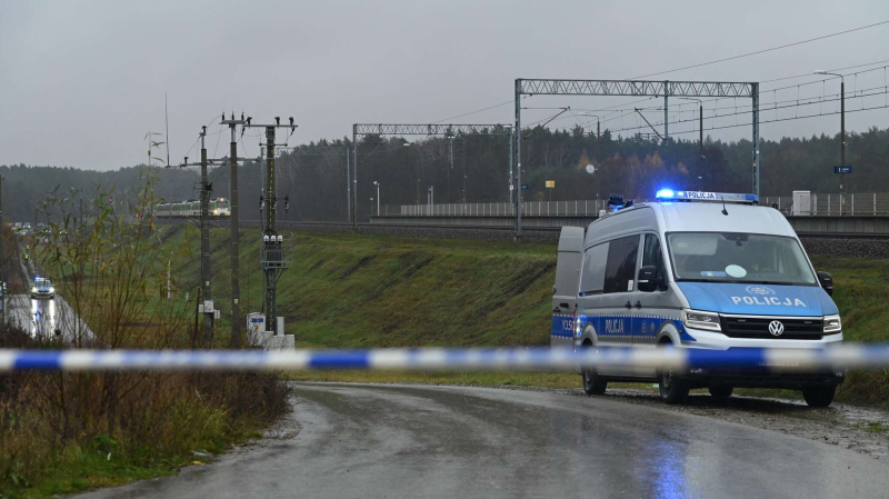 Поляк с петардами на несколько часов парализовал движение поездов в Познани