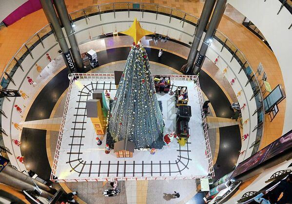 12-метровая рождественская елка и игрушечные поезда в торговом центре GIP Mall в Нойде, Индия.