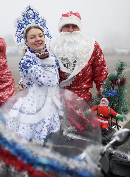 Участники мотопробега Дедов Морозов и Снегурочек в Краснодаре