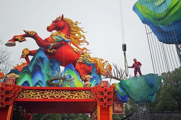 Рабочий в китайском Нанкине устанавливает гигантский фонарь в виде лошади, чтобы встретить наступающий китайский Новый год 2026. В этом году Год Красной Огненной Лошади по восточному календарю наступит 17 февраля 2026 года.