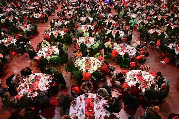 Рождественская вечеринка в поддержку бездомных и нуждающихся в Берлине.