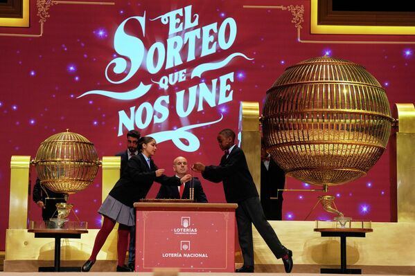 Дети из мадридской школы Сан-Ильдефонсо выбирают номера лотерейных билетов во время ежегодного рождественского розыгрыша лотереи, известной как &amp;quot;Эль Гордо&amp;quot; или &amp;quot;Толстяк&amp;quot;, в мадридском театре &amp;quot;Реал&amp;quot;, Испания.