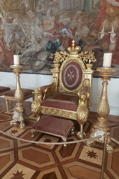 Присел на 847 тыс. руб.: Эрмитаж подал в суд на посетителя, сломавшего мальтийский трон ради селфи